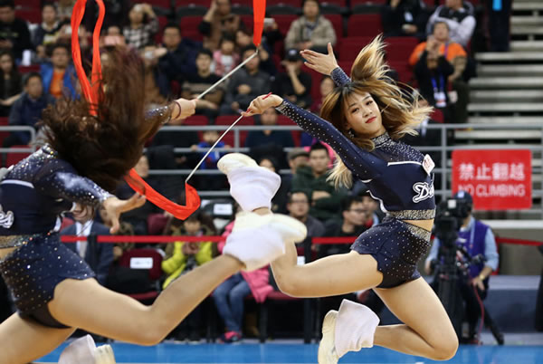 女篮202斤大码美女超模，不惧辛苦征战海外，16岁亲妹身高达1米95